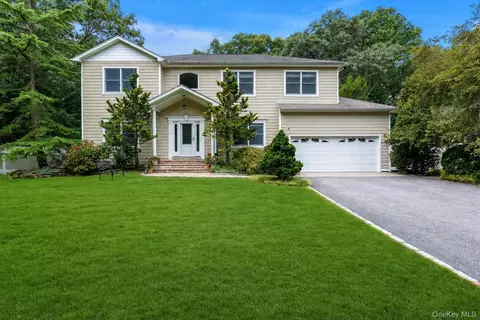25 Pashen Pl, Dix Hills, NY 11746