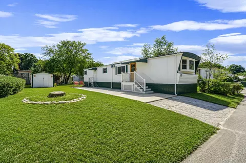 33 Valley Forge Dr, Bohemia, NY 11716