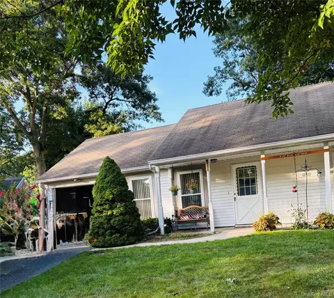 152 Laurance Ln # A, Ridge, NY 11961