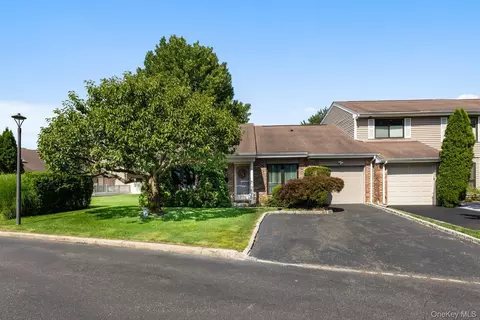 59 S Pond Ln, Smithtown, NY 11787