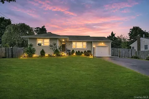 95 Jenkins Ave, North Babylon, NY 11703