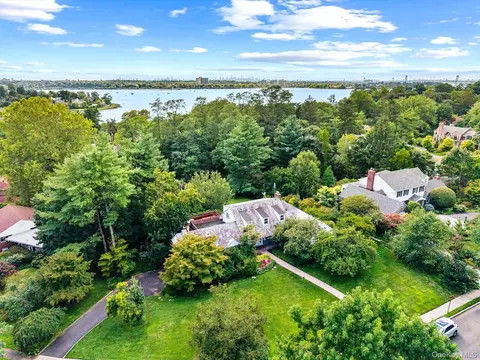 10 Vista Dr, North Hempstead, NY 11021