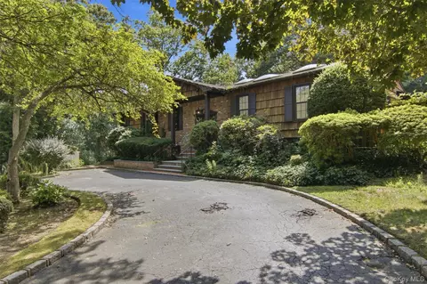 2 Cascade Ct, Dix Hills, NY 11746