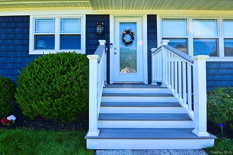 14 Kathy St, Hampton Bays, NY 11946