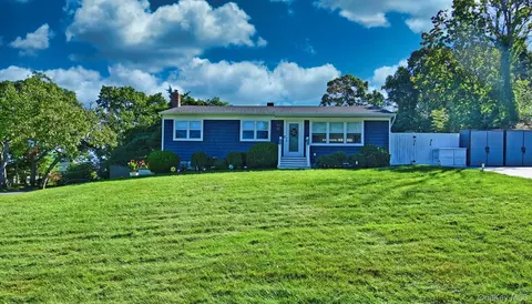 14 Kathy St, Hampton Bays, NY 11946