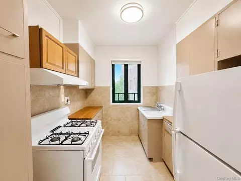 1569 Metropolitan Ave #6I, New York, NY 10462