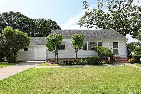 384 Michigan Ave, Massapequa Park, NY 11762
