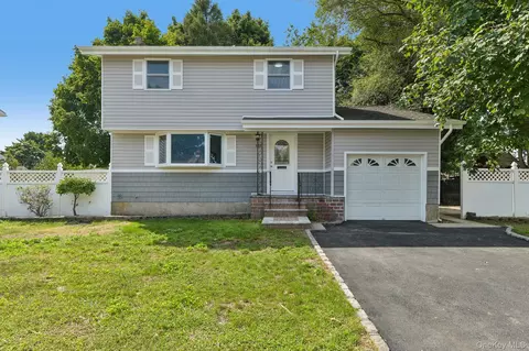 322 Barleau, Brentwood, NY 11717