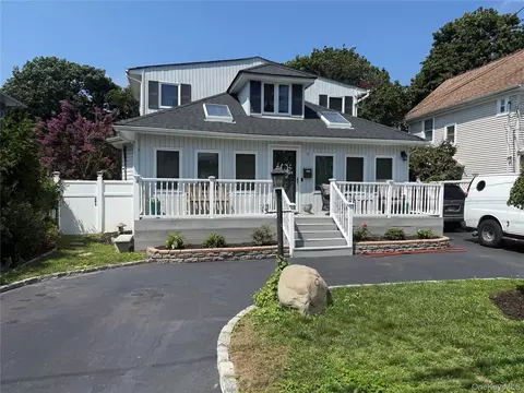 9 Watson St, East Islip, NY 11730