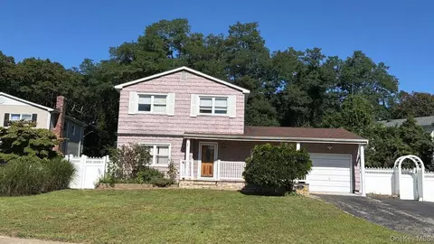 32 Sylvia Cir, Holbrook, NY 11741