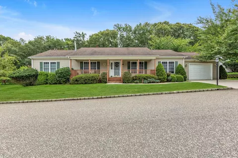 1407 Middle Rd #265, Calverton, NY 11933