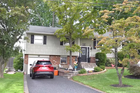 49 Mckinley St, Saint James, NY 11780