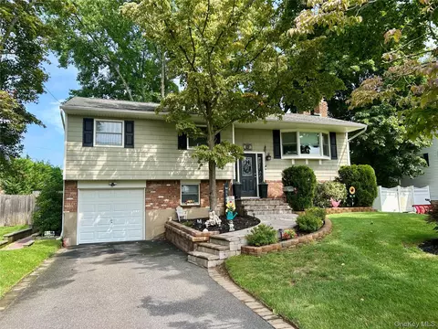 49 Mckinley St, Saint James, NY 11780