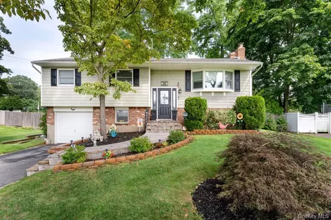 49 Mckinley St, Saint James, NY 11780