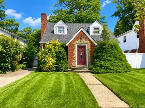 2284 Wynsum Ave, Merrick, NY 11566