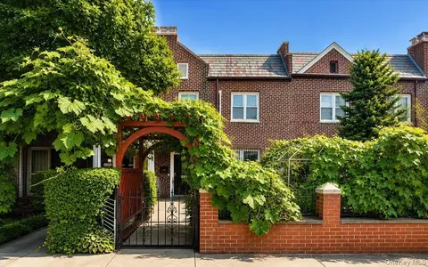67-30 Harrow St, New York, NY 11375