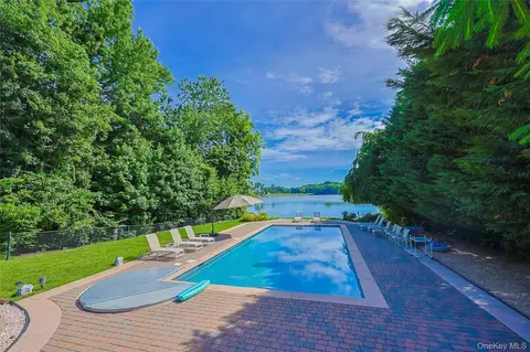 21 Lake Rd, North Hempstead, NY 11020