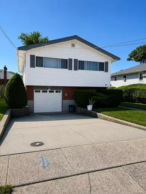 916 Park Ave, North Hempstead, NY 11590