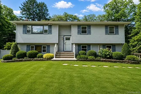 136 Woodhull Rd, Huntington, NY 11743