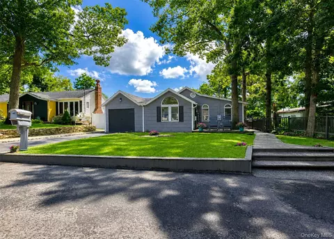 18 Oceanview Ave, Farmingville, NY 11738