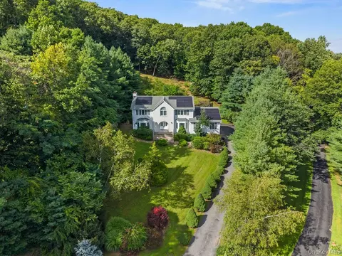 15 Parkside Ct, Pomona, NY 10970