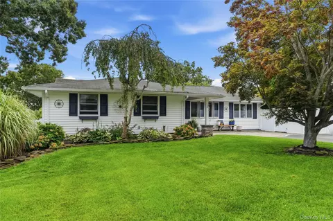 2 Mount Wilson Ave, Farmingville, NY 11738