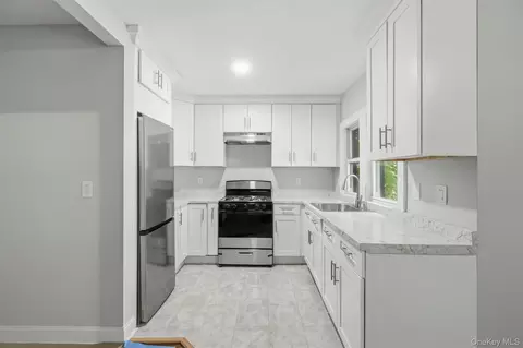 Entry Way - 669 N Division St, Peekskill, NY 10566 photo 6 of 10