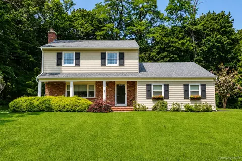2 Salem Dr, Stony Brook, NY 11790
