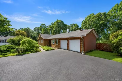 2 Ira Ct, Manorville, NY 11949