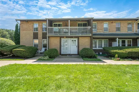78 Artist Lake Dr, Middle Island, NY 11953