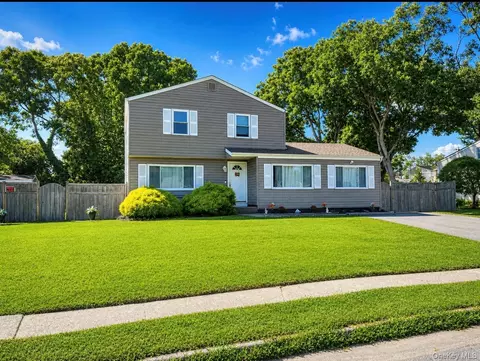 16 Belair Rd, Selden, NY 11784