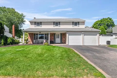 41 Longstreet Dr, Lake Grove, NY 11755