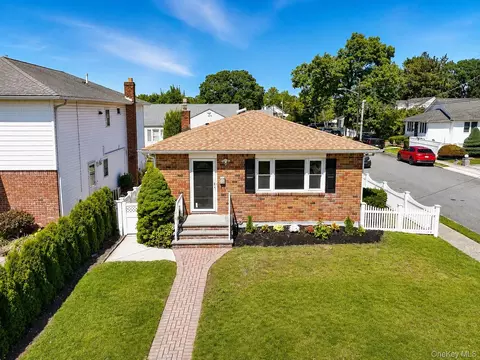 12 Grant Ave, Bethpage, NY 11714