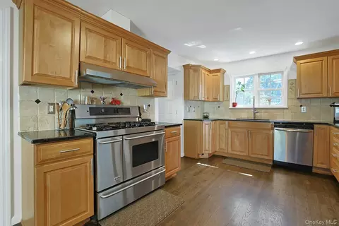Kitchen - 75 Franklin Ave, Mount Pleasant, NY 10595 photo 3 of 4