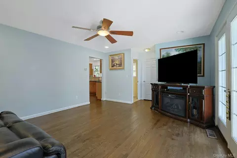 Living - 75 Franklin Ave, Mount Pleasant, NY 10595 photo 2 of 3