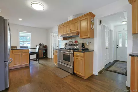 Entry Way - 75 Franklin Ave, Mount Pleasant, NY 10595 photo 2 of 3