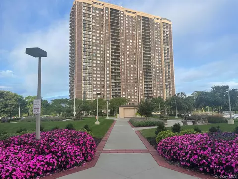26910 Grand Central #17C, New York, NY 11005