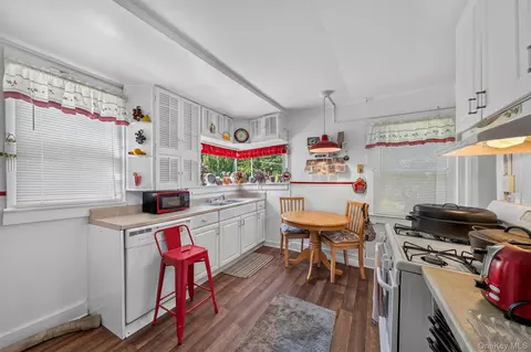 Kitchen - 295 Baxtertown Rd, Fishkill, NY 12524 photo 4 of 7
