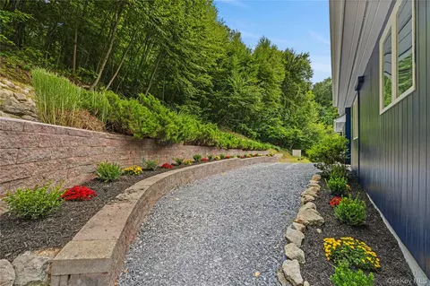 Exterior - 24 Babbling Brook Ln, Philipstown, NY 10516 photo 6 of 9