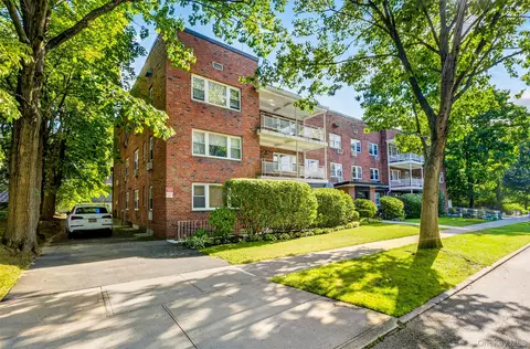 20 Hill Park Ave #1F, North Hempstead, NY 11021