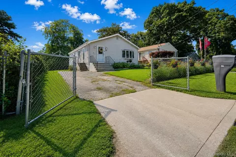 142 N 27th St, Wheatley Heights, NY 11798