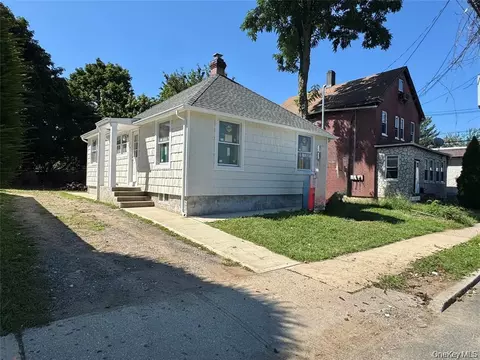 98 Steamboat Rd, North Hempstead, NY 11024