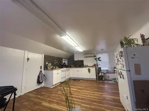 34 Hoffman St, Poughkeepsie, NY 12601 photo 6