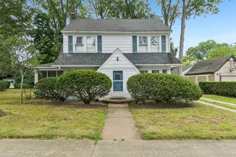 204 Auburn St, North Hempstead, NY 11596
