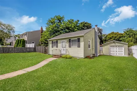 297 16th St, West Babylon, NY 11704