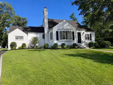 68 Woodbine Rd, North Hempstead, NY 11577
