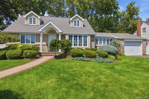 3 Cromwell Rd, North Hempstead, NY 11514