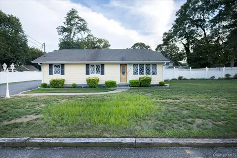 8 Doradell Dr, Holbrook, NY 11741