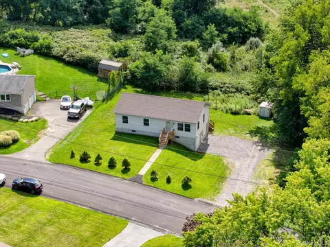 200 Doris St, Port Ewen, NY 12466