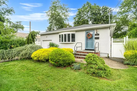 21 Pearsall Pl, Deer Park, NY 11729